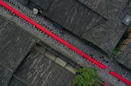 (miniature) Un défilé à l'occasion de la fête des Bateaux-Dragons sur un site touristique dans le district de Danzhai