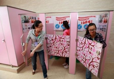 (miniature) Des urinoirs pour les femmes en Chine pour économiser l'eau