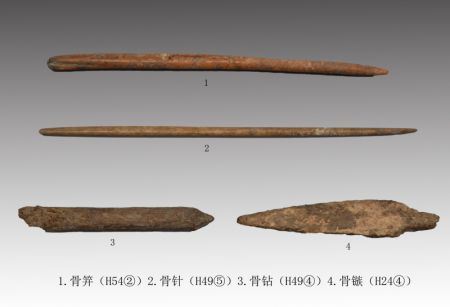 (miniature) Photo non datée fournie par l'Institut provincial de l'archéologie du Shanxi montrant des outils en os découverts sur le site archéologique de Yuancun