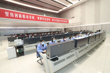 (miniature) Des membres du personnel technique travaillent au Centre de contrôle aérospatial de Beijing (CCAB)