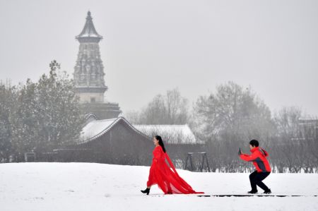 (miniature) Des touristes prennent des photos dans le bourg ancien enneigé de Zhengding