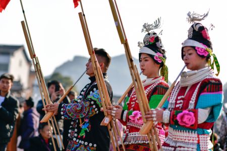 (miniature) Des filles de l'ethnie Miao jouent du Lusheng