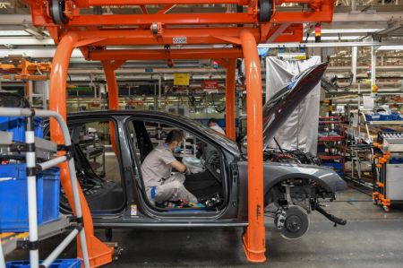 (miniature) Des employés assemblent des véhicules dans un atelier de FAW-Volkswagen Automobile Co