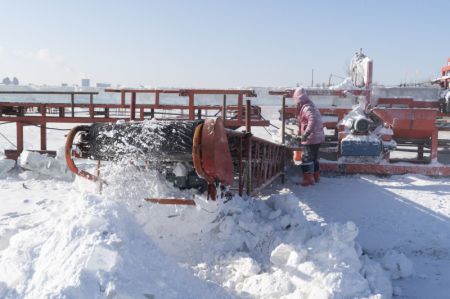 (miniature) Des ouvriers découpent des blocs de glace sur la rivière Songhua