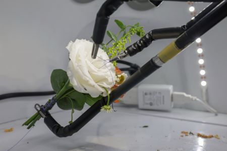 (miniature) Un robot chirurgical fait des points de suture sur le stand du Beijing Friendship Hospital durant la Foire internationale du commerce des services de Chine (CIFTIS) 2023