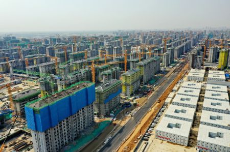 (miniature) Photo aérienne prise le 8 avril 2021 montrant un site de construction du projet résidentiel de relogement dans la zone de Rongdong de la Nouvelle Zone de Xiongan