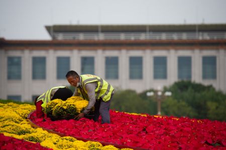 (miniature) Des membres du personnel travaillent sur un panier de fleurs sur la place Tian'anmen à Beijing