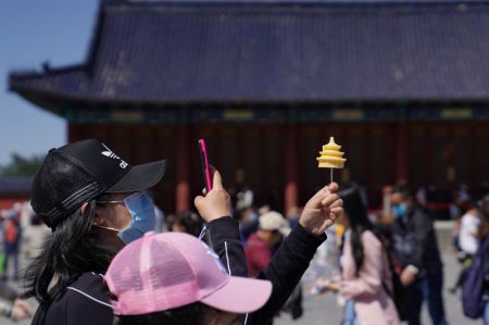 (miniature) Une touriste prend des photos d'une glace en forme de salle de prière pour les bonnes récoltes au Temple du Ciel