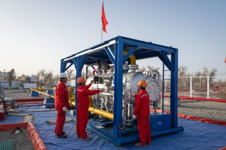 (miniature) Des membres du personnel sur le site du puits Yuejin 3-3XC de la China Petrochemical Corporation (Sinopec)