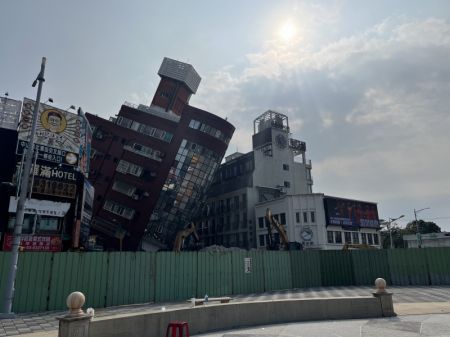 (miniature) Un bâtiment incliné à Hualien après un séisme de magnitude 7