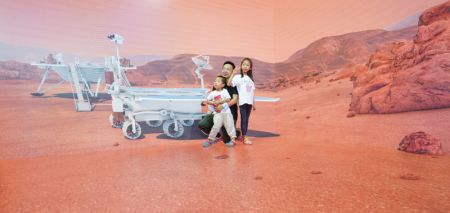 (miniature) Des visiteurs posent pour une photo avec l'image du rover martien chinois Zhurong dans la zone d'exposition des services touristiques et culturels lors du Salon international du commerce des services de Chine (CIFTIS) 2021