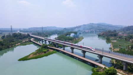 (miniature) Photo aérienne d'un train électrique du chemin de fer à grande vitesse Jakarta-Bandung circulant à Purwakarta