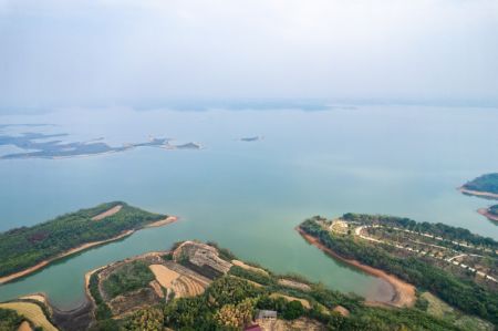 (miniature) Photo aérienne prise le 11 novembre 2022 du parc national des zones humides du lac Maoli à Changde