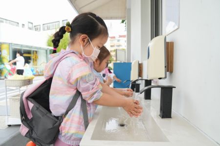 (miniature) Des enfants se lavent les mains dans un jardin d'enfants de l'arrondissement de Xuhui