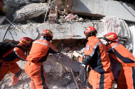 (miniature) Des secouristes chinois effectuent une opération de sauvetage dans les débris de séisme à Antakya dans la province turque de Hatay (sud)