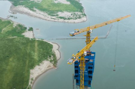 (miniature) Photo aérienne d'un drone du chantier du grand pont enjambant le fleuve Hanjiang de Zhongxiang