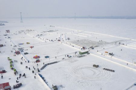 (miniature) Photo d'un parc d'attractions de neige et de glace à Harbin