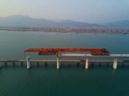 (miniature) Pose des poutrelles du pont de la baie de Meizhou du chemin de fer à grande vitesse Fuzhou-Xiamen