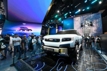(miniature) Des visiteurs regardent un véhicule exposé lors du Salon de l'automobile de Chengdu 2023