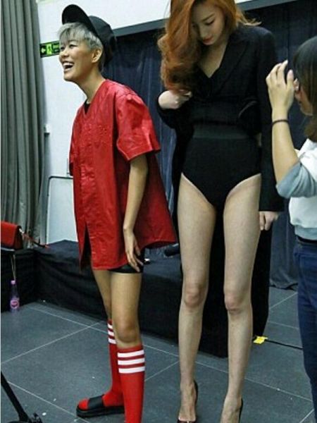 (miniature) La femme aux plus longues jambes du monde est Chinoise