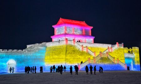 (miniature) Des touristes visitent le Nouveau Monde de glace et de neige de Changchun