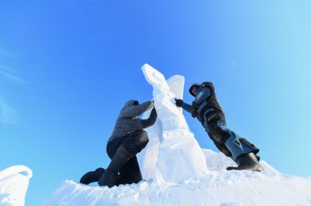 (miniature) Des concurrents travaillent sur une sculpture de neige dans la zone panoramique de l'île du Soleil à Harbin