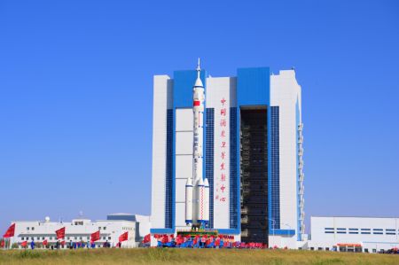 (miniature) La combinaison du vaisseau spatial habité Shenzhou-14 et d'une fusée porteuse Longue Marche-2F est transférée sur la zone de lancement du Centre de lancement de satellites de Jiuquan