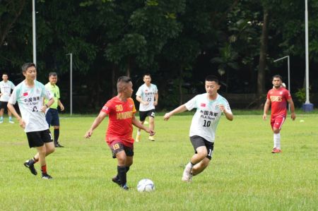 (miniature) Des membres d'équipage du navire-école chinois Qi Jiguang participent à un match de football amical avec des membres de la marine philippine à Manille