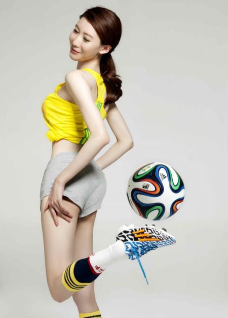(miniature) fille sexy avec un ballon de foot