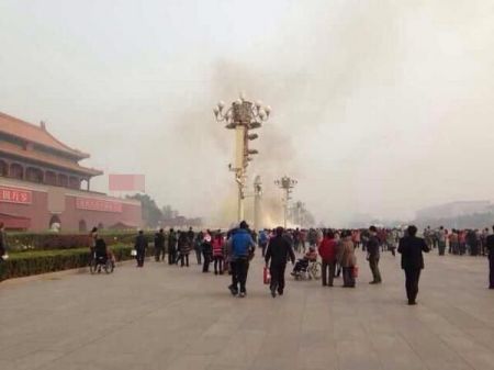 (miniature) Photos / Chine : Une voiture en feu à Pékin, place Tiananmen