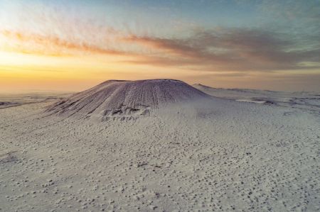 (miniature) Photo aérienne prise par un drone de volcans enneigés à Ulanqab