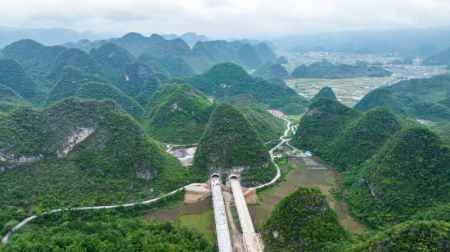 (miniature) Photo aérienne prise par un drone le 18 avril 2024 montrant la section Sizhai-Yunyangguan de l'autoroute Guiyang-Pingtang en construction dans la province chinoise du Guizhou (sud-ouest)