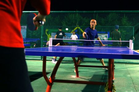 (miniature) Des gens jouent au ping-pong dans le parc de Yuxiu