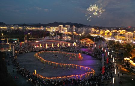(miniature) Cette photo aérienne prise le 12 février 2024 montre un spectacle célébrant le Nouvel An lunaire chinois dans le district de Wuyuan