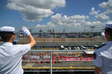(miniature) La foule salue le départ des membres de l'équipage du navire-école chinois Qi Jiguang