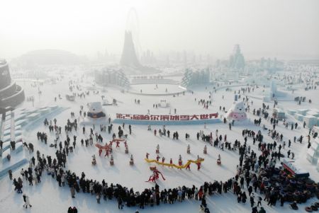 (miniature) Photo prise par un drone de touristes regardant une danse du dragon au Monde de glace et de neige de Harbin