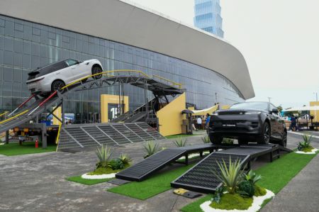 (miniature) Des visiteurs testent des véhicules lors du Salon de l'automobile de Chengdu 2023