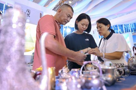 (miniature) Des visiteurs choisissent des produits en argent lors de la 7e Exposition Chine-Asie du Sud à Kunming