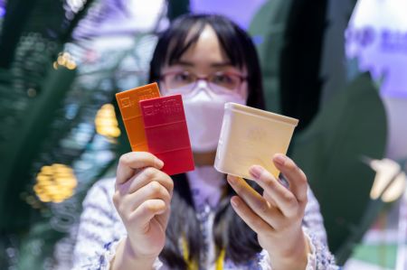 (miniature) Un matériau dégradable innovant présenté lors de la cinquième édition de l'Exposition internationale d'importation de la Chine (CIIE)