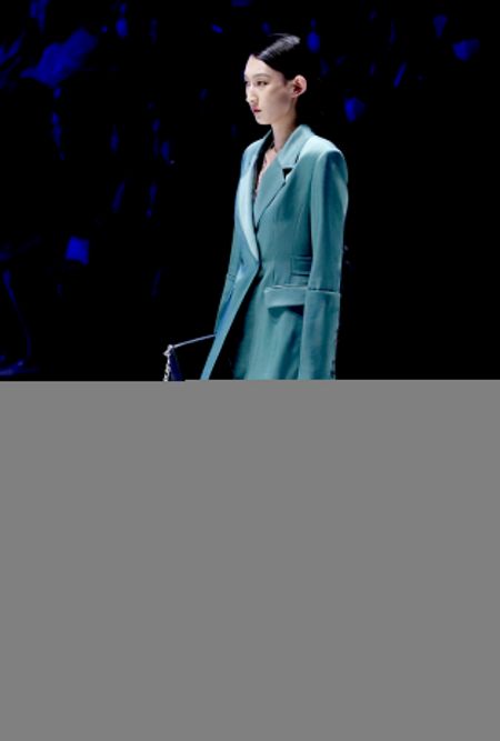 (miniature) Un mannequin présente une création de NAERSI lors de la Semaine de la mode de Chine à Beijing