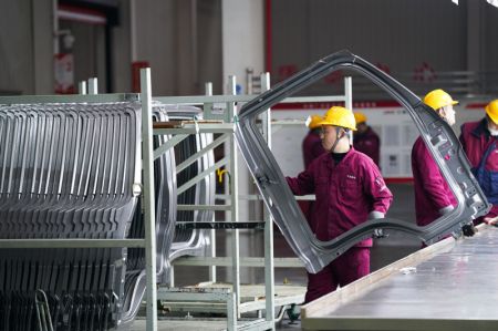 (miniature) Des employés travaillent sur une ligne d'assemblage de camions dans une base de production de l'Anhui Jianghuai Automobile Group Corp