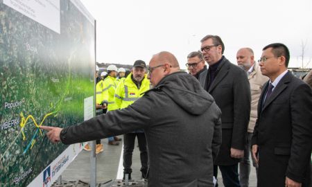 (miniature) Le président serbe Aleksandar Vucic (au centre) écoute une présentation lors d'une visite du chantier de l'autoroute Lajkovac-Valjevo construite par le groupe chinois Shandong Hi-Speed à Valjevo