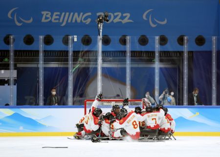 (miniature) Les athlètes chinois célèbrent leur victoire après le match pour la médaille de bronze de para-hockey sur glace entre la Chine et la République de Corée