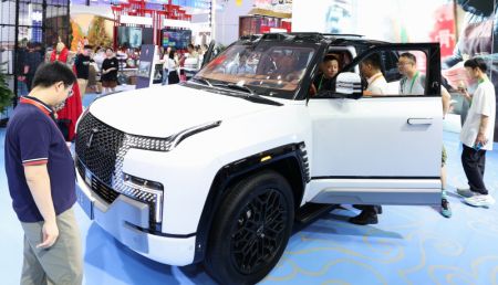 (miniature) Un véhicule utilitaire sport Yangwang U8 exposé à la quatrième Exposition internationale des produits de consommation de Chine à Haikou