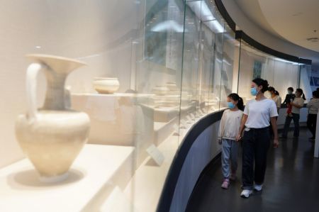 (miniature) Des visiteurs dans un musée local de céramiques lors des vacances de la fête nationale en cours à Xingtai