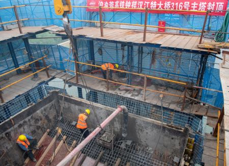 (miniature) Des ouvriers travaillent sur le chantier du grand pont enjambant le fleuve Hanjiang de Zhongxiang