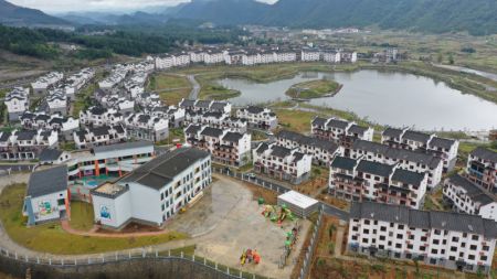 (miniature) Photo aérienne prise le 2 novembre 2021 montrant la communauté de relogement Xuehuahu du bourg de Zhonghe