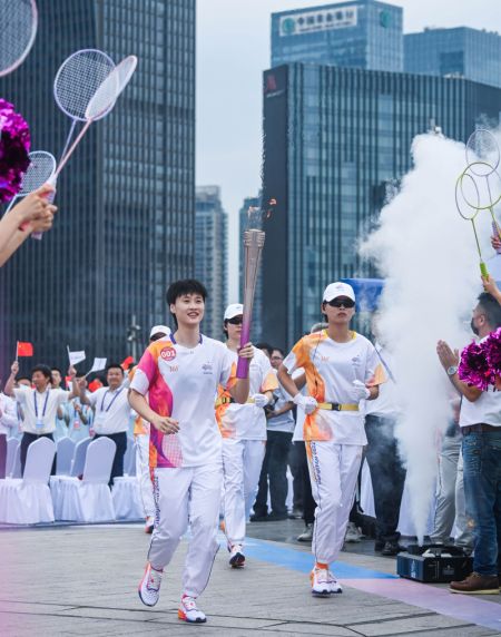 (miniature) La porteuse de la torche Chen Yufei court lors du relais de la flamme des Jeux asiatiques de Hangzhou