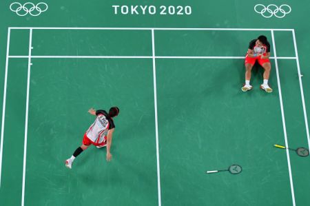 (miniature) Les Indonésiennes Greysia Polii (à gauche) et Apriyani Rahayu célèbrent leur médaille d'or en double dames de badminton contre les Chinoises Jia Yifan et Chen Qingchen aux Jeux olympiques de Tokyo 2020