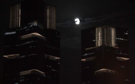 (miniature) Une éclipse lunaire est photographiée à Zhengzhou